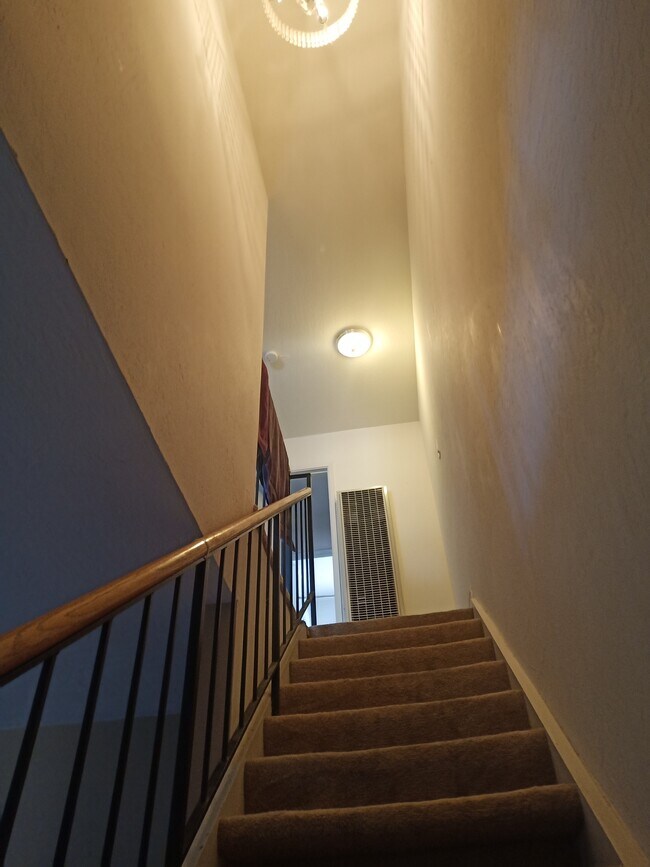 Stairs - 1925 Vinedale Sq