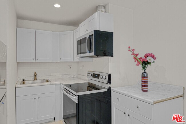 Foto del edificio - 7705 Baird Ave