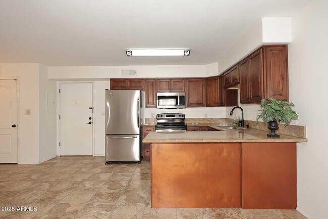 Foto del edificio - 7910 E Camelback Rd