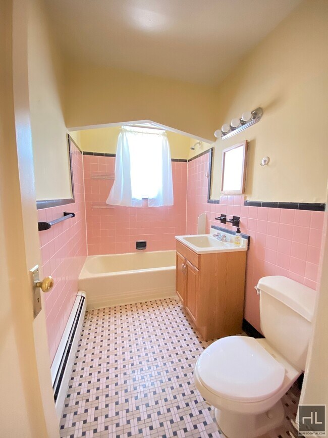 Foto del edificio - 2 bedroom Clean quiet charming 208 STREET ...