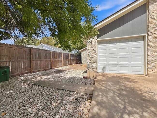 Building Photo - 1012 Fieldwood Dr