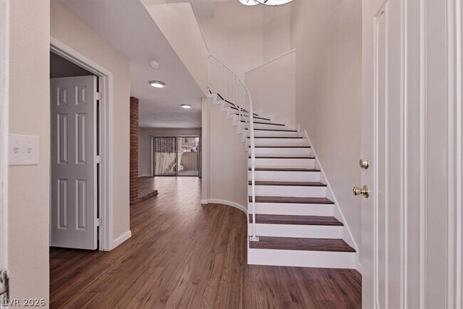 Foto del edificio - 2410 Pickwick Dr