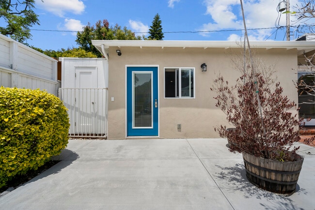 Building Photo - 825 Calle de Arboles