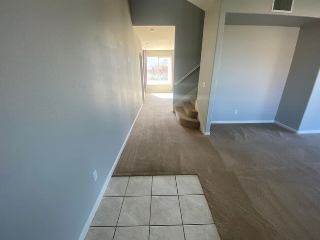 Building Photo - 5 bedroom 3 bathroom in Hanford!