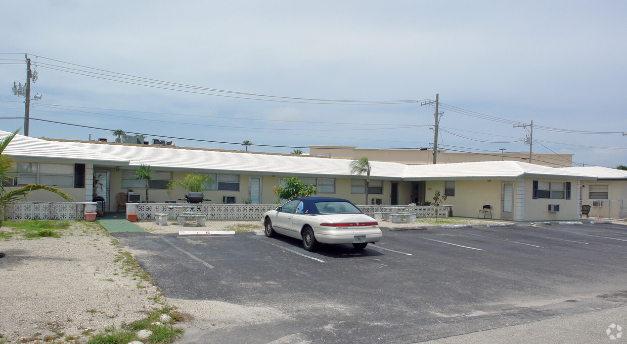 Building Photo - Deerfield Apartments