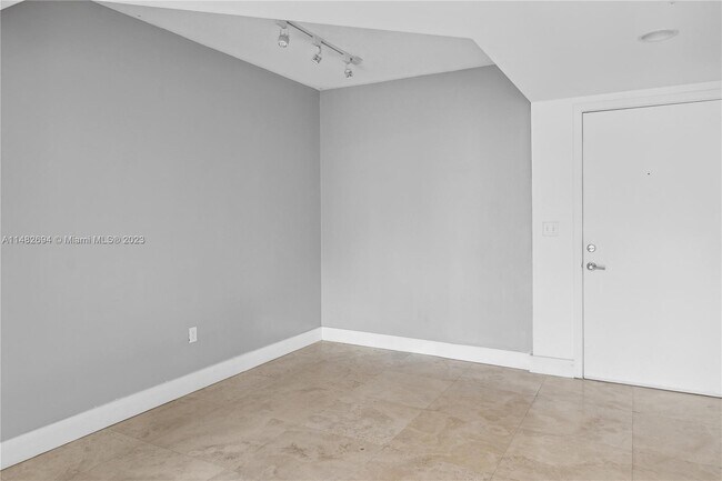 Building Photo - 870 SW 9th St
