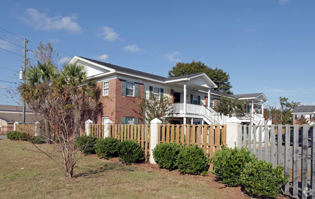 Building Photo - 3930 Azalea Dr