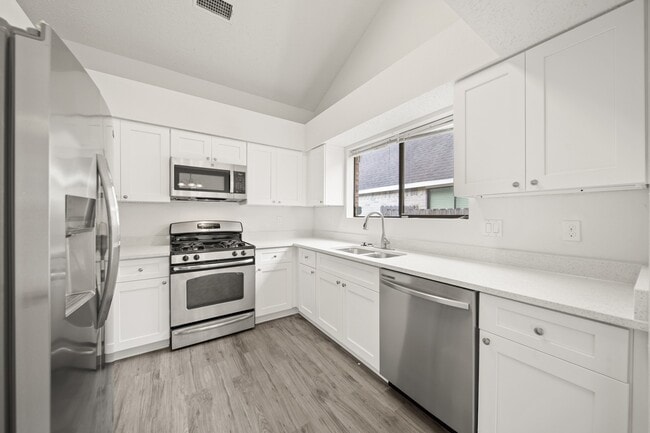 Building Photo - 1127 St John Dr