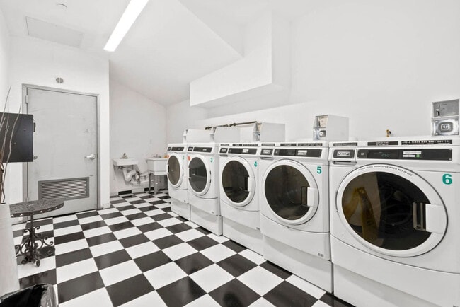 Foto del edificio - 517 W 45th St