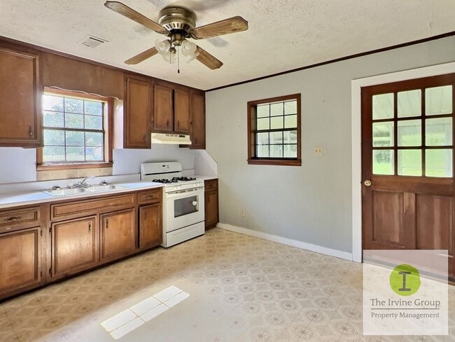 Building Photo - 3 Bed, 2 Full Bath - Country Charm with Modern Updates Near Prattville and Maxwell AFB
