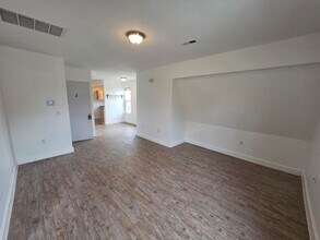 Building Photo - 613 W Knox Ave