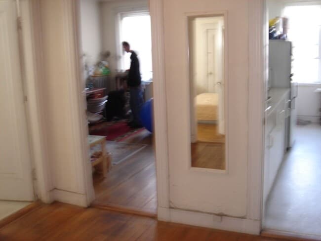 Building Photo - July Huge studio with eat in kitchen, No fee Heat inc Students ok