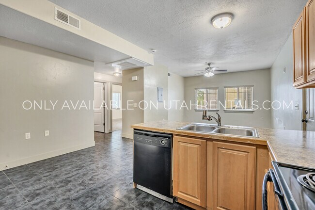 Foto del edificio - 75 E 200 N