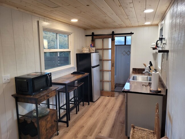 Foto del edificio - Custom Tiny Home- on a ranch in the heart ...