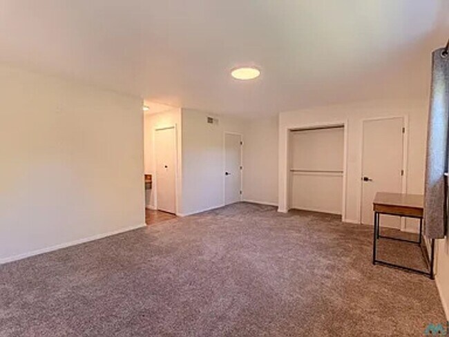 Building Photo - 2 Bed 3 Bath Townhouse on the golf course!