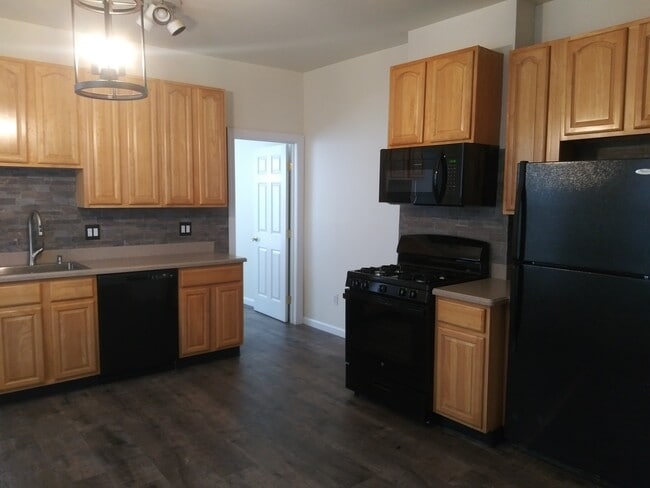 Stone backsplash, chandelier. - 394 Woodlawn Ave