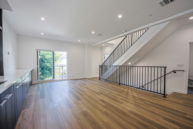 Building Photo - 5233 Satsuma Ave