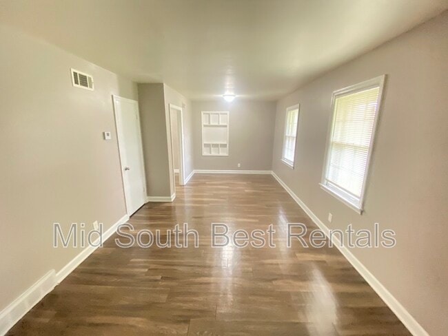 Building Photo - 1943 Falls Dr