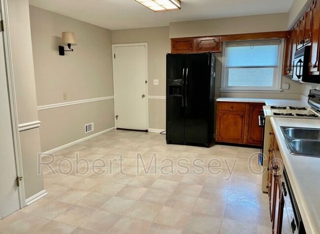 Building Photo - 9111 Hiview Ln