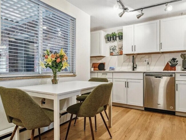 Foto del edificio - 2 Bedroom Condo in Denver