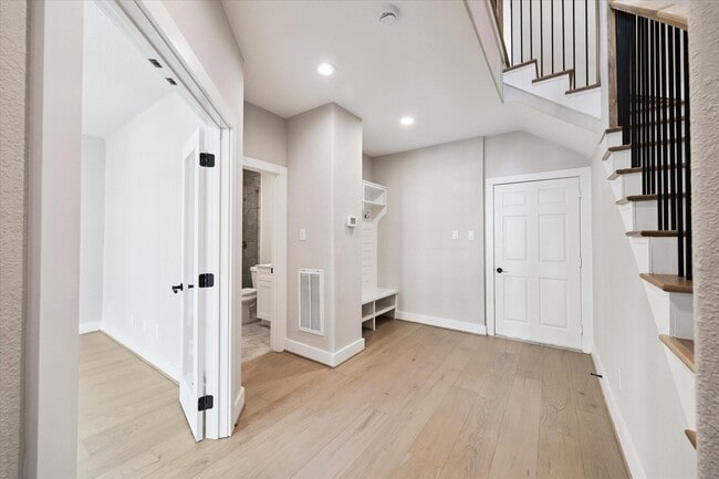 Building Photo - 26 Olmstead Row