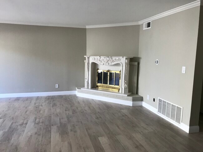 Building Photo - 2130 Plaza del Amo