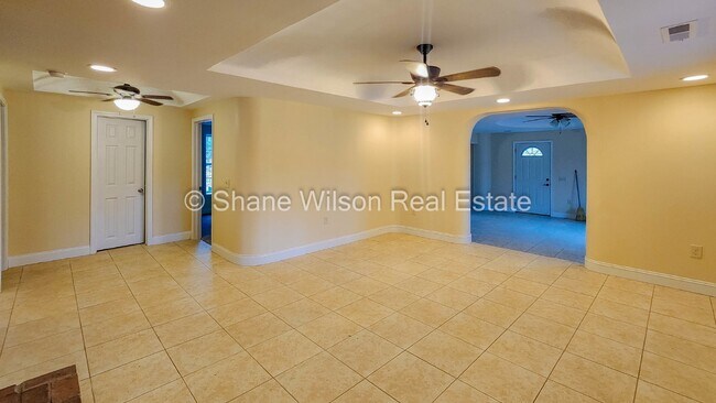 Foto del edificio - 5 Acres! Land to Roam and a big house to go with it!