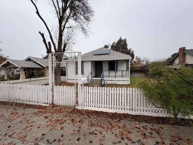 Building Photo - Lemoore Home with Spacious Lot Available Now!