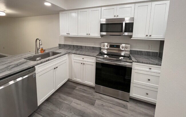 Foto del edificio - Two-story condominium, featuring 2 bedrooms and 2 1/2 bathrooms