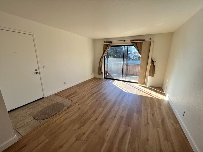 Building Photo - Great location close to shopping and trans...