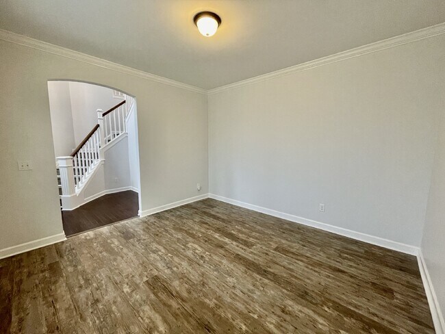 Building Photo - 5 bed, 3 bath Nest in Surrey Meadows