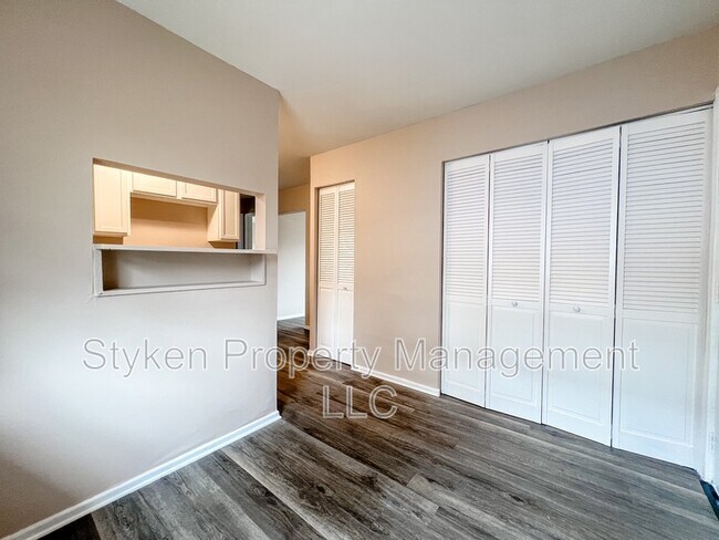 Building Photo - 213 S Elm Ave