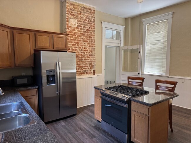Building Photo - 1423 Debarr St