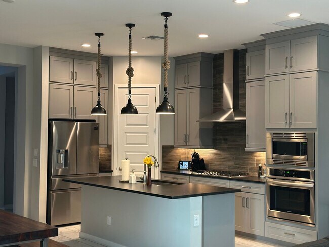 Building Photo - Stunning 4BR House inside the Loop- N. Sco...