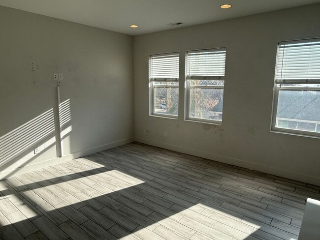 Building Photo - Beautiful town home with central air and a 2 car garage