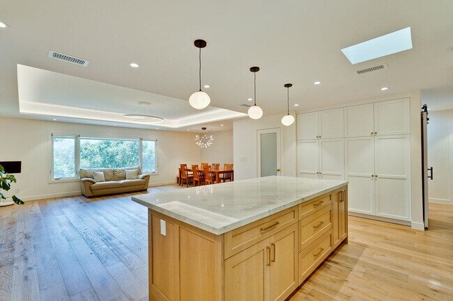Foto del edificio - Gorgeous 4 bed, 3 bath home with a bonus r...