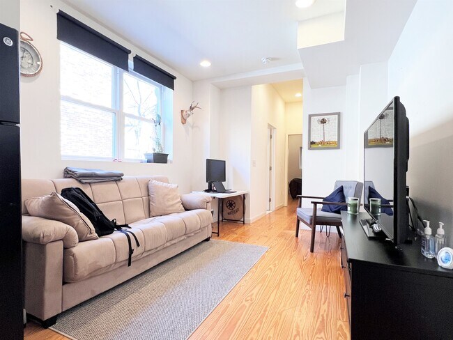 Building Photo - 2623 W Girard Ave