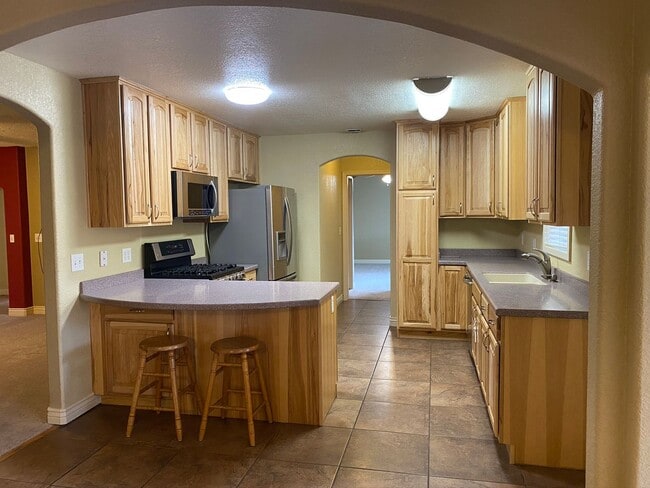 Building Photo - 3 Bedroom 2 Bathroom Home