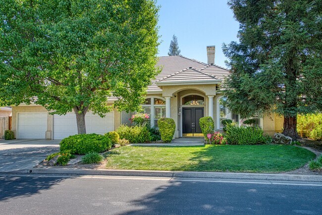 Foto del edificio - Custom home in beautiful St Andrews Green gated community