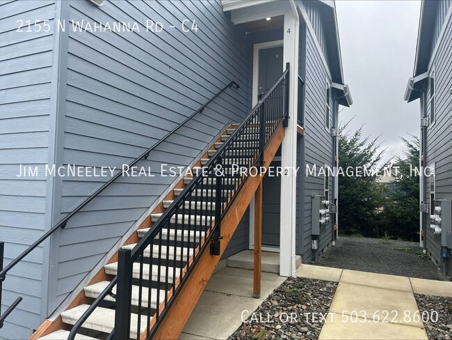 Building Photo - Upstairs Unit 2 bed/1 bath units in 4-plex