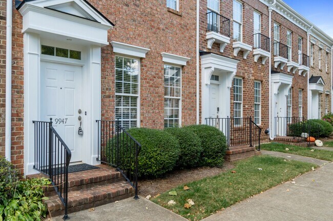 Building Photo - Charleston Style full brick townhome in th...