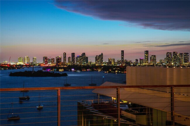 Building Photo - 999 Brickell Bay Dr