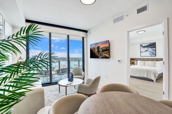 Foto del edificio - 7144 Byron Ave