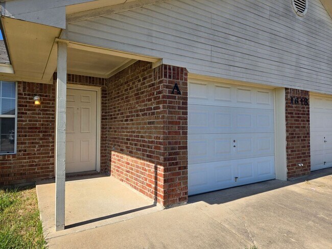 Building Photo - AVAILABLE NOW!
