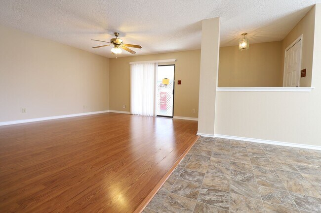Building Photo - Open Layout Located in Cut De Sac!!!