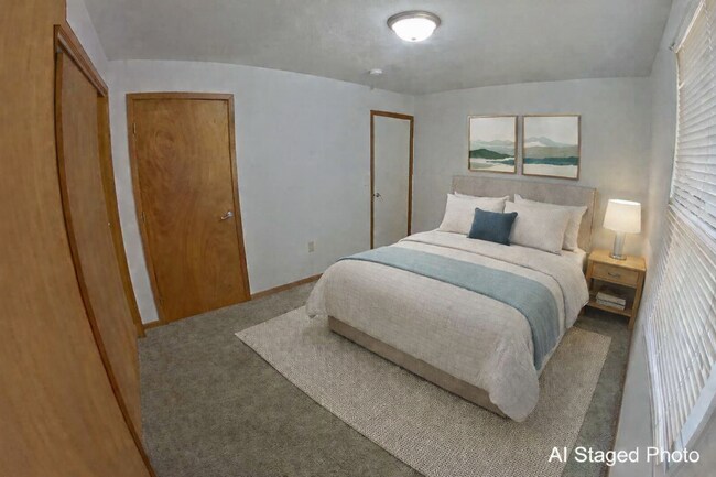 Foto del edificio - Across the Street from KSU Campus! Huge House + Two Kitchens + Two Sets of Washers & Dryers + Off...