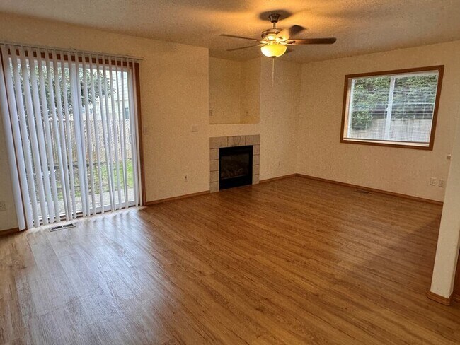 Foto del edificio - Beautiful Home w/New Carpet, Fresh Paint, ...