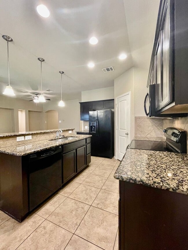 Building Photo - Immaculate Home In A Great Neighborhood!
