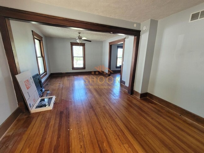 Building Photo - LARGE DOWNTOWN HOME WITH LARGER THAN AVERA...