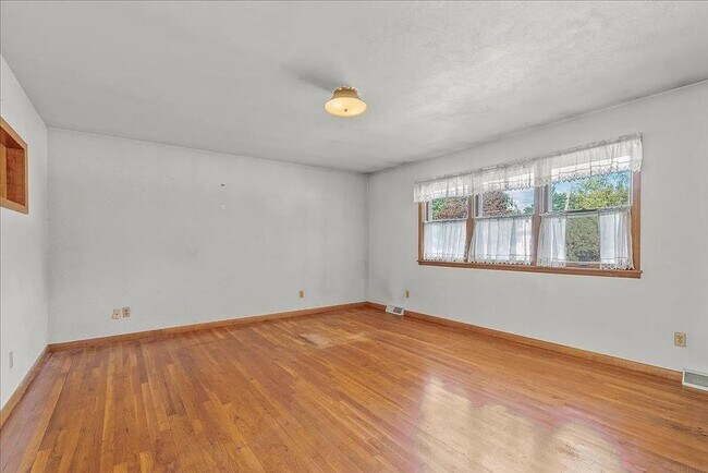 Foto del edificio - 4 Bedroom 2 Bath House in Cedar Falls walking distance to uni campus